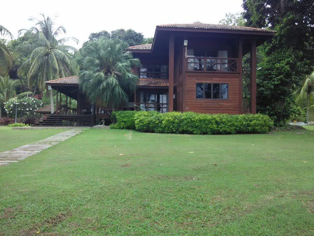 kawasan chalet yang masih beroperasi tetapi ada yang sudah usang dan rosak